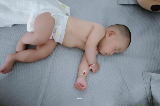 代怀包生男孩机构三个月宝宝头围
