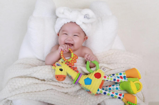 代怀包生男孩机构宝宝眼眶发红